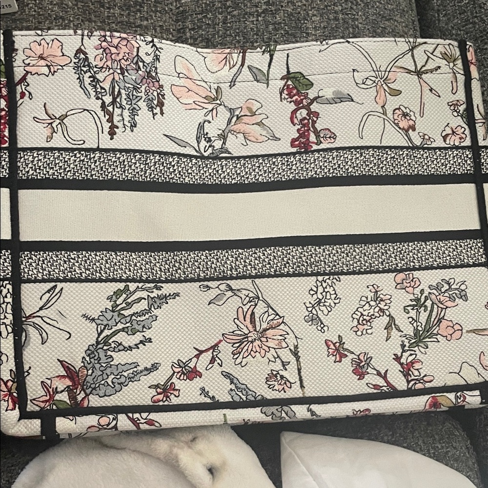 Black and Cream Floral Quilt